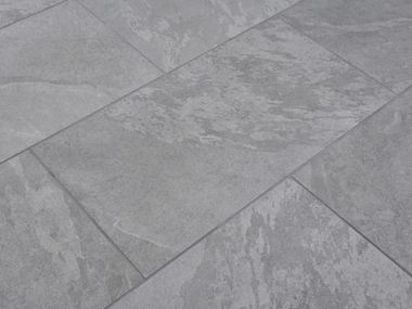 Alpine Grey tegels met leisteeneffect, diagonaal zicht