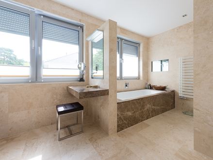 Elegante badkamer met Classic Light travertin als vloer- en wandbekleding
