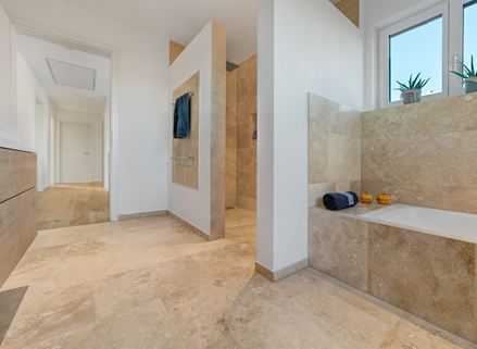 Badkamer met Ivory Classic travertin
