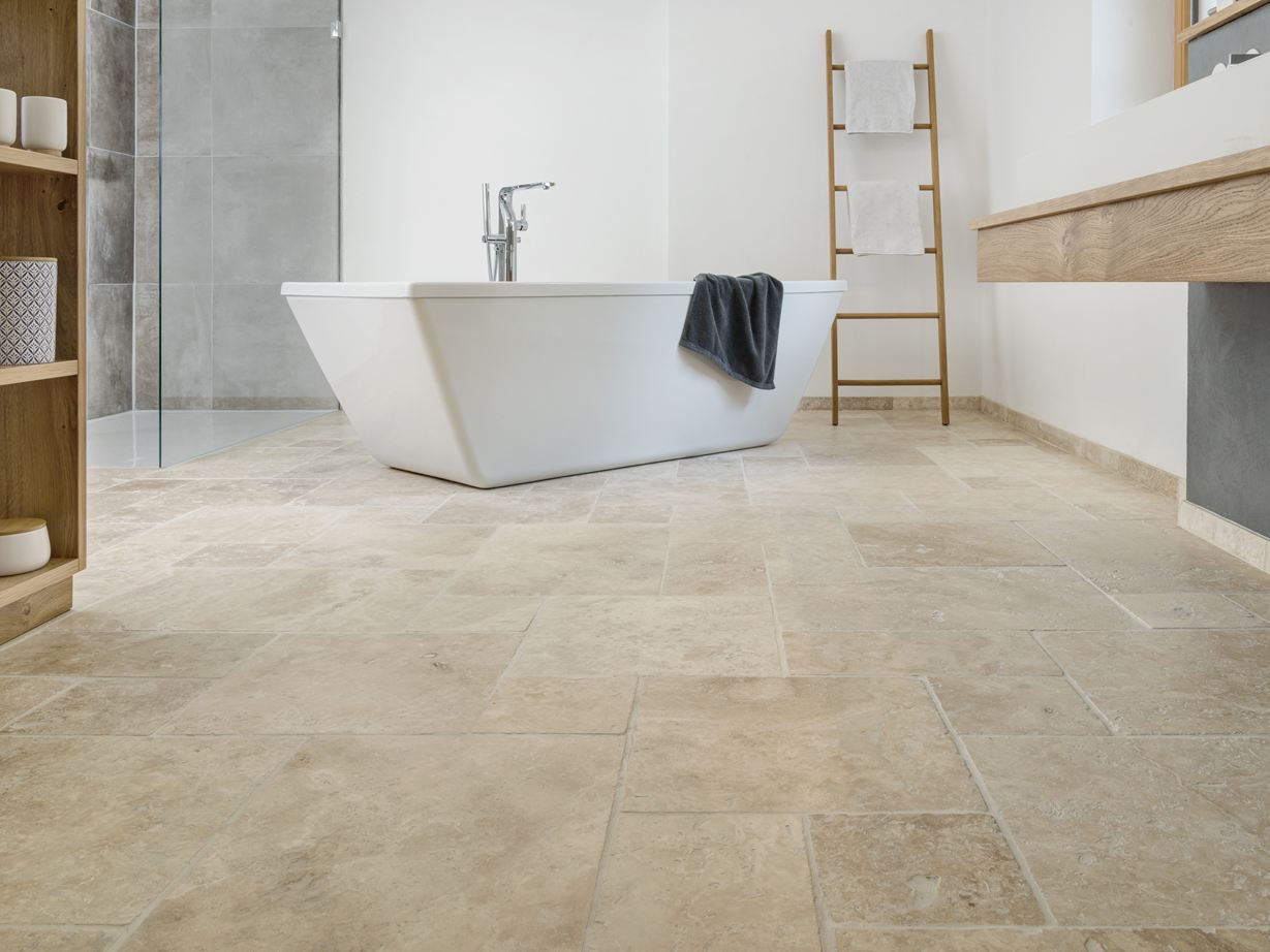 Travertin Ivory Cream tegels in de badkamer