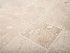 Ivory Cream travertin tegels met typische poriÃ«nstructuur