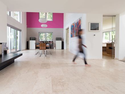 Eet- en woonkamer met Classic Light travertin