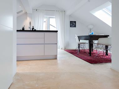 Keuken met travertin Medium Line en moderne meubels