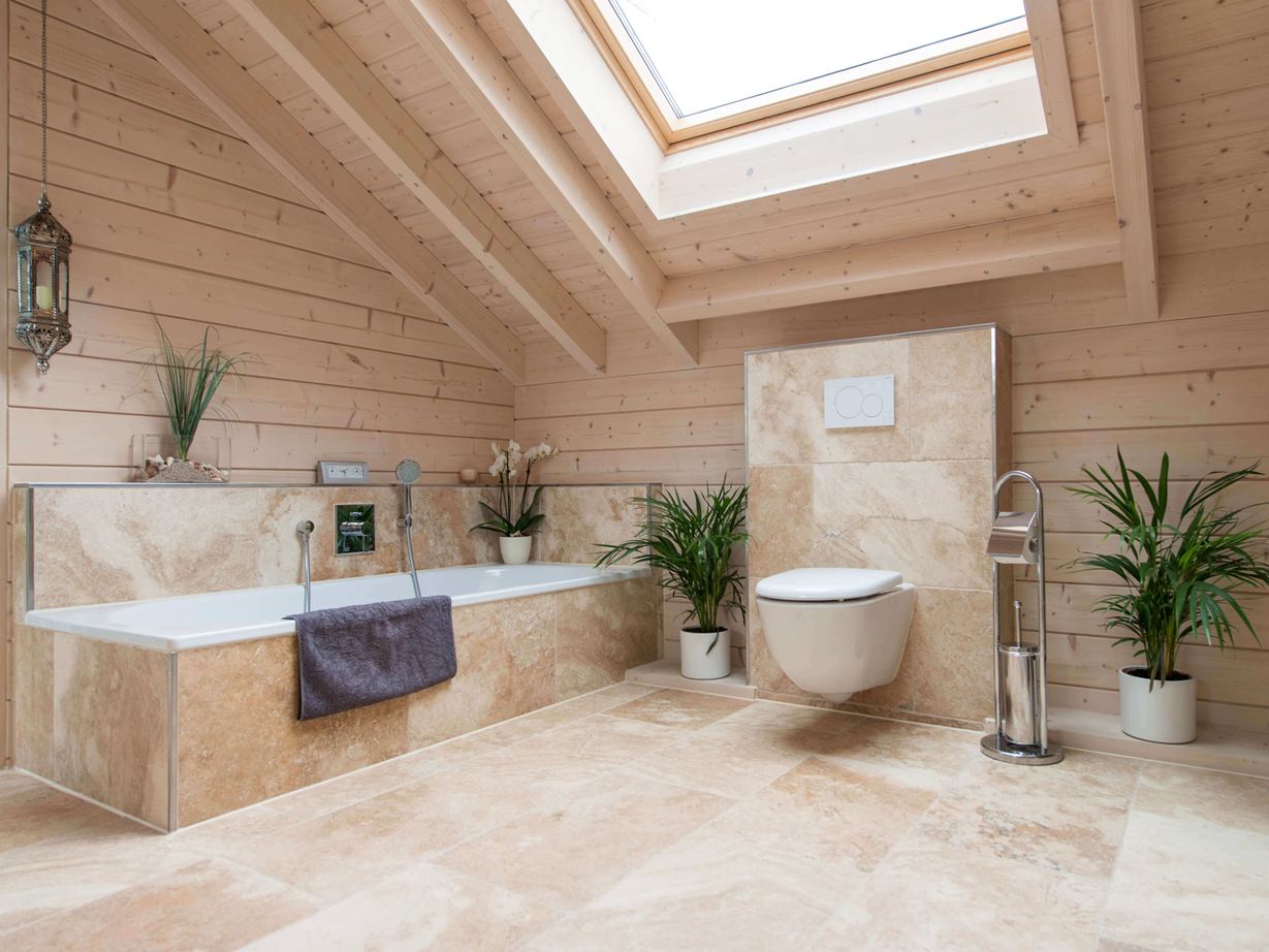 Badkamer met rustieke travertin tegels als vloer- en wandbekleding