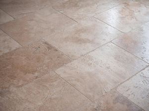 Gelegde travertin tegels in medium-donkere beige tinten
