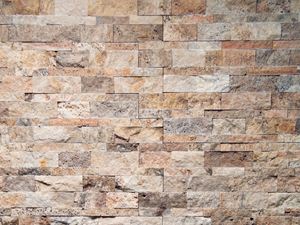 Gehele muur bekleed met Scabas gevelstenen
