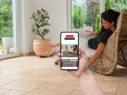 Vrouw met travertin mobiele telefoon en hand