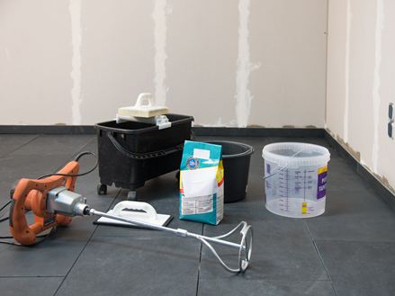 Gereedschap en materialen voor het leggen van natuursteentegels