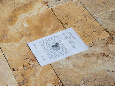 Legschema voor gemengde verlijming op goudgele travertinplaten