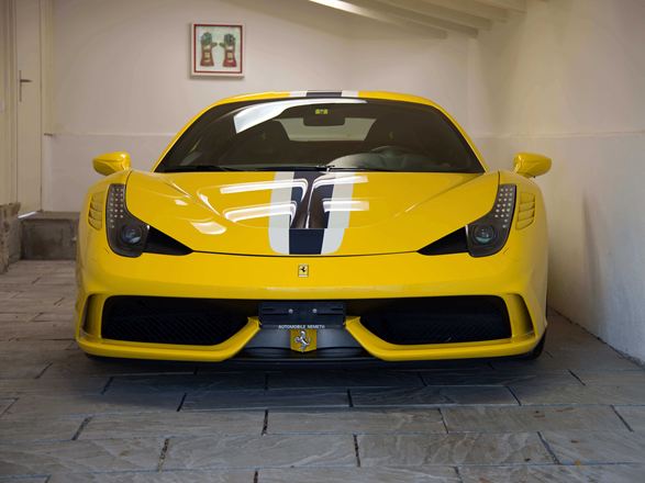 Gele Ferrari op grijze zandsteenplaat Kandla Grey
