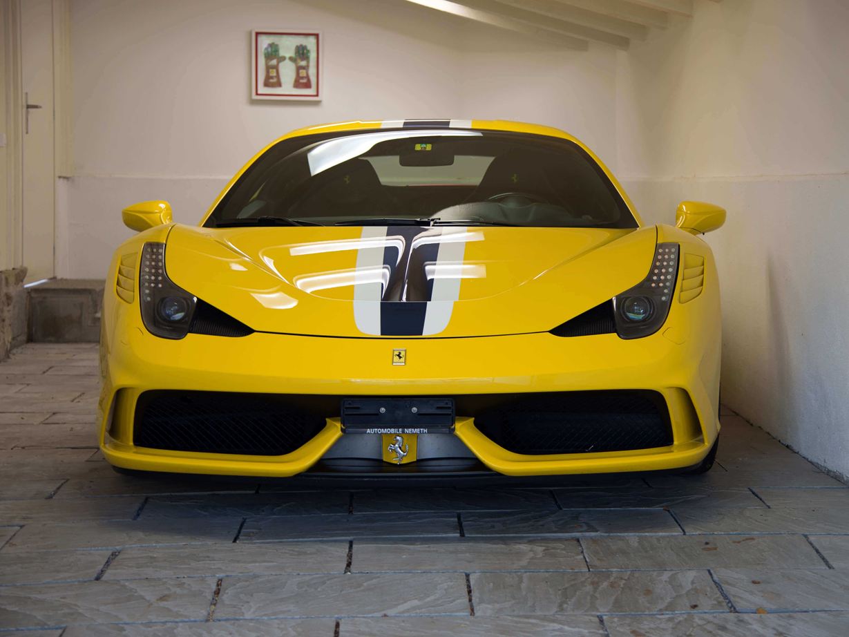 Gele Ferrari op grijze zandsteenplaat Kandla Grey