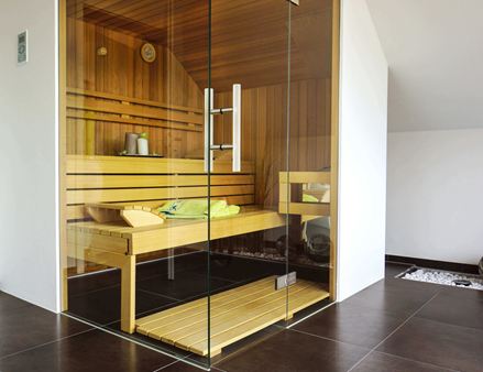 Sauna met natuurstenen tegels