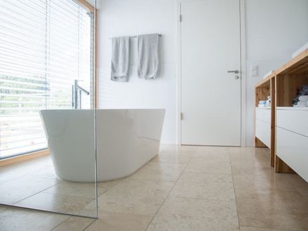 moderne badkamer met travertin klassiek licht
