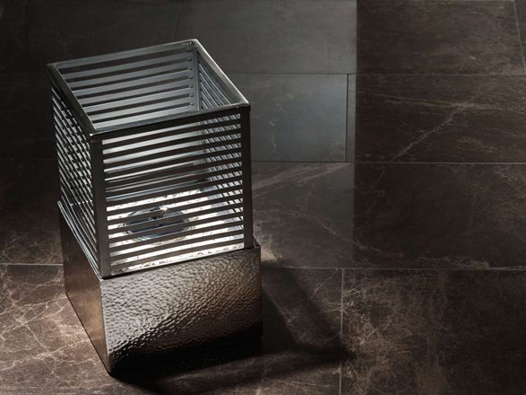 Emperador Donkere tegels met decoratieve lamp