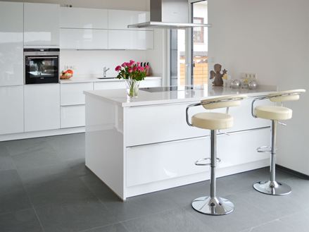 Grijze tegels in een moderne keuken