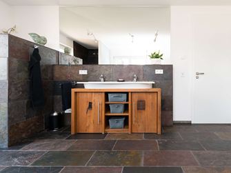 Pauwen tegels in een modern-rustieke badkamer