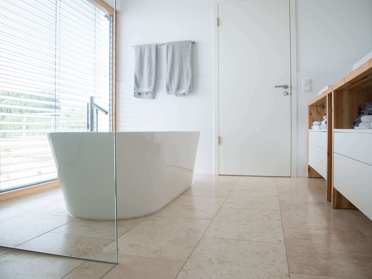 Moderne badkamer met Classic Light travertin