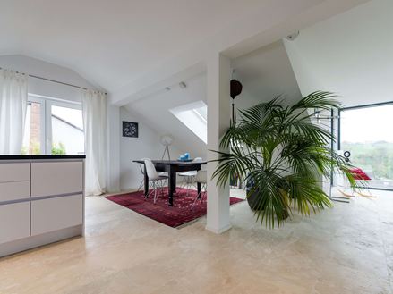 Ruime flat met travertin tegels van Medium Line