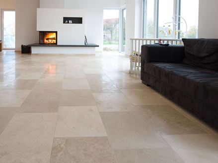 Woonkamer met travertin Medium Line tegels