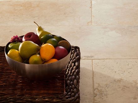Rustieke tegels met fruitschaal