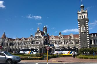 Station van Dunedin met basaltgevel