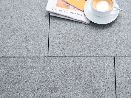 Mundo grijze granieten platen met koffiekopje