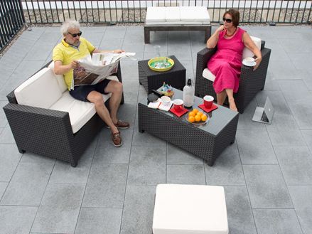 Paar zittend op graniet terras