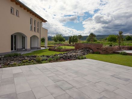 Hardsteen Azur terras met mediterrane tuin