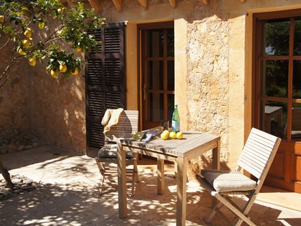 Zonnig finca terras met travertin medium