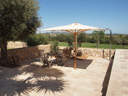 Mediterraan terras met medium travertin