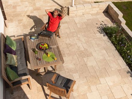 Klantenfoto: Travertin Medium SELECT RV terras Vogelvlucht van man aan tafel