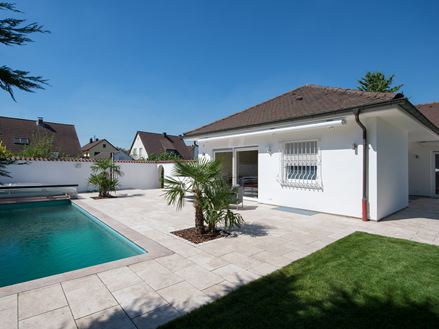 Huis en terras met travertin Medium Line platen