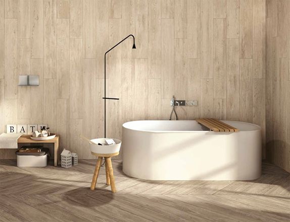 Moderne badkamer met beige keramische tegels op de muren en vloer