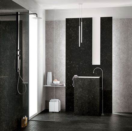Moderne badkamer met lichte en donkere porcellanato tegels