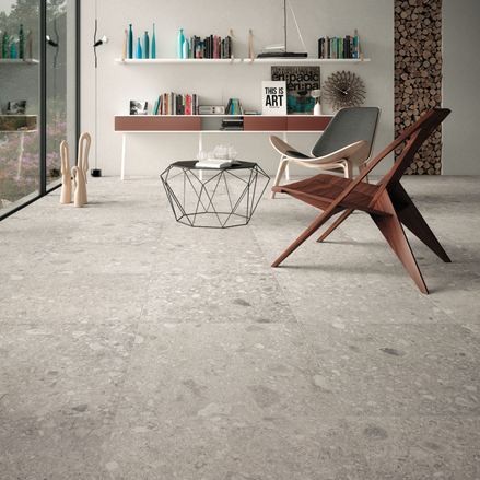 Moderne kamer met grijze stenen tegels als vloer