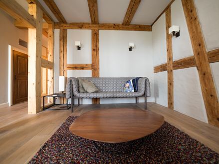 Kamer met vakwerkbalken en houten vloer