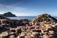Giant's Causeway basaltzuilen bij mooi weer, de zee op de achtergrond