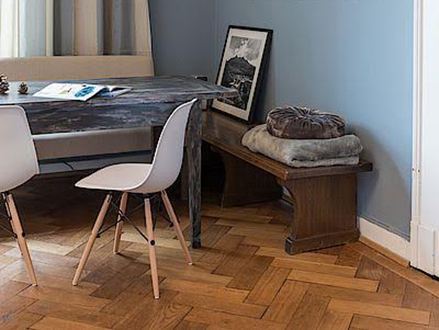 Moderne studeerkamer met lichtblauwe muren en parketvloer