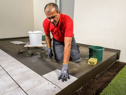 Leggen van keramische terrastegels Sopro