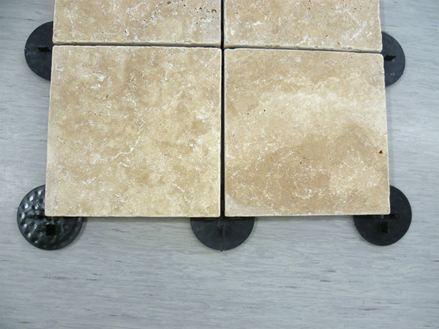 Verschillende stenen platen op palen