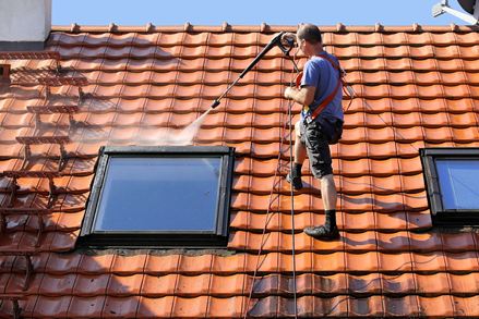 Met water en druk voor een schoon dak