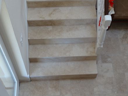 Trap met Travertin Light universele tegels
