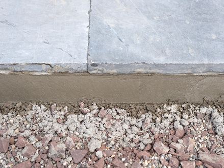 Afwerking van terrasplaten met gemetselde wig