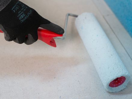 De primer wordt aangebracht met een roller