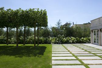Trendy en gemakkelijk te maken: Terrasplaten met een brede grasvoeg. Afbeelding: www.egligartenbau.com