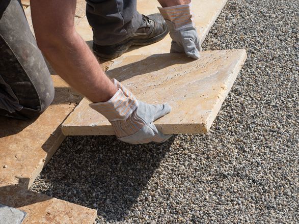 Natuurstenen terrasplanken in een splitbed leggen
